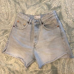 Adorable light wash Zara shorts!